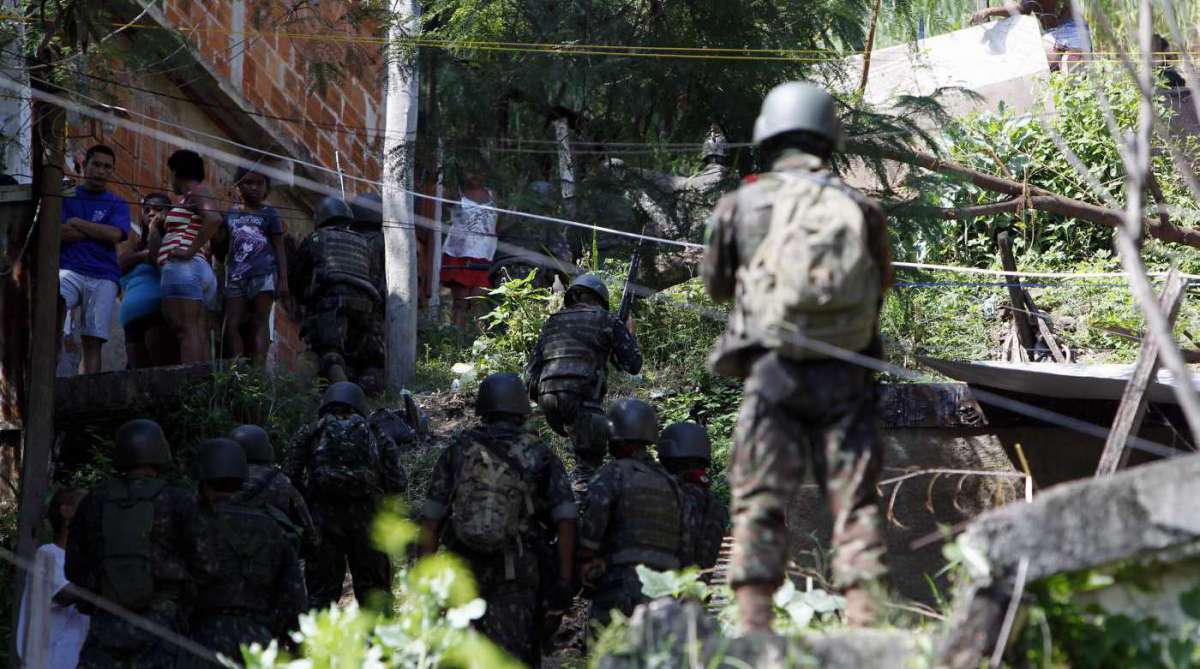 2018-03-27. Ap&oacute;s cerca de dez horas fechada para uma opera&ccedil;&atilde;o das For&ccedil;as de Seguran&ccedil;a, a Autoestrada Graja&uacute;-Jacarepagu&aacute;, que liga as zonas Norte e Oeste do Rio, foi reaberta por volta das 15h35 desta ter&ccedil;a-feira. Tr&ecirc;s mil e quatrocentos militares, 150 policiais militares e 350 policiais civis participam da a&ccedil;&atilde;o no Complexo do Lins, que fica &agrave;s margens da via expressa. Sete pessoas foram presas, e duas, levadas pelo Ex&eacute;rcito &agrave; Cidade da Pol&iacute;cia.Al&eacute;m disso, foram apreendidos uma pistola 9mm, drogas, muni&ccedil;&atilde;o e cadernos com anota&ccedil;&otilde;es do tr&aacute;fico. O material estava escondido numa casa da comunidade. Foto - Severino Silva / Ag&ecirc;ncia O Dia
