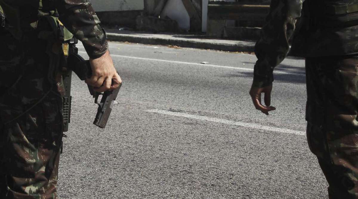 3-27-8--20. Ap&oacute;s cerca de dez horas fechada para uma opera&ccedil;&atilde;o das For&ccedil;as de Seguran&ccedil;a, a Autoestrada Graja&uacute;-Jacarepagu&aacute;, que liga as zonas Norte e Oeste do Rio, foi reaberta por volta das 15h35 desta ter&ccedil;a-feira. Tr&ecirc;s mil e quatrocentos militares, 150 policiais militares e 350 policiais civis participam da a&ccedil;&atilde;o no Complexo do Lins, que fica &agrave;s margens da via expressa. Sete pessoas foram presas, e duas, levadas pelo Ex&eacute;rcito &agrave; Cidade da Pol&iacute;cia.Al&eacute;m disso, foram apreendidos uma pistola 9mm, drogas, muni&ccedil;&atilde;o e cadernos com anota&ccedil;&otilde;es do tr&aacute;fico. O material estava escondido numa casa da comunidade. Foto - Severino Silva / Ag&ecirc;ncia O Dia