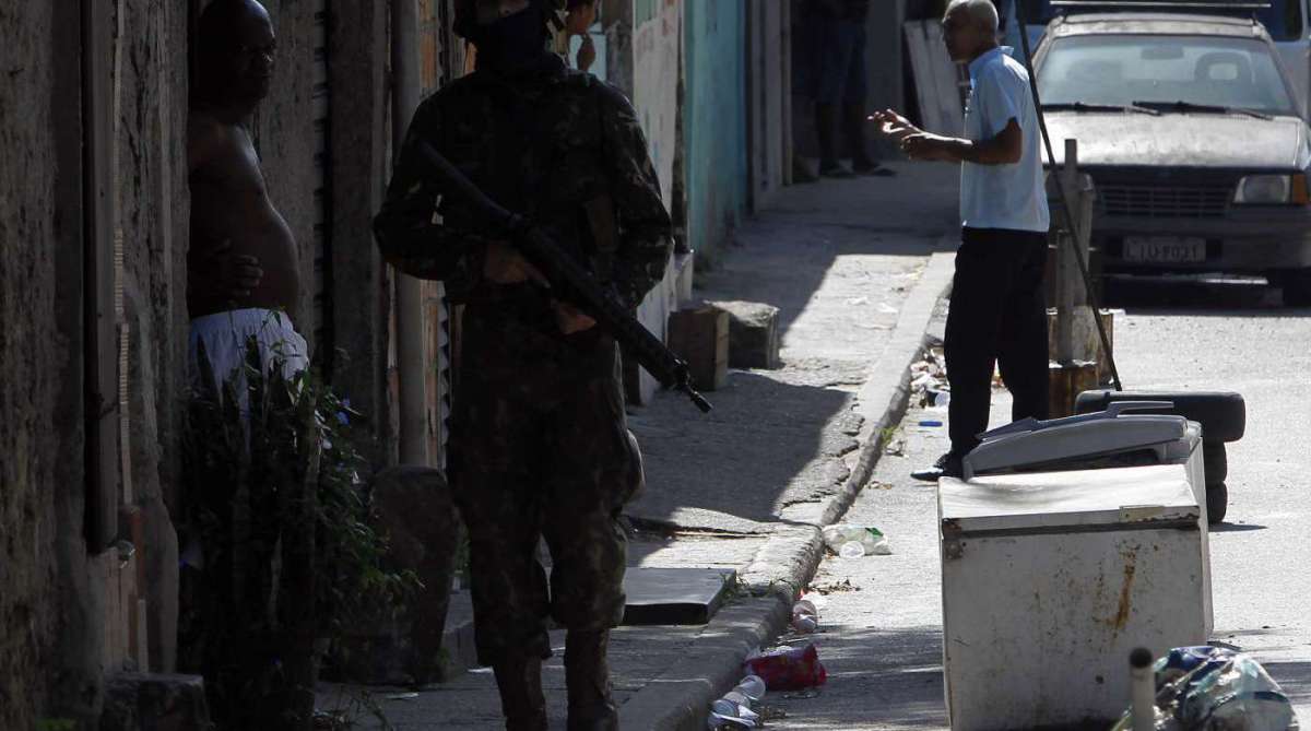 2018-03-27. Ap&oacute;s cerca de dez horas fechada para uma opera&ccedil;&atilde;o das For&ccedil;as de Seguran&ccedil;a, a Autoestrada Graja&uacute;-Jacarepagu&aacute;, que liga as zonas Norte e Oeste do Rio, foi reaberta por volta das 15h35 desta ter&ccedil;a-feira. Tr&ecirc;s mil e quatrocentos militares, 150 policiais militares e 350 policiais civis participam da a&ccedil;&atilde;o no Complexo do Lins, que fica &agrave;s margens da via expressa. Sete pessoas foram presas, e duas, levadas pelo Ex&eacute;rcito &agrave; Cidade da Pol&iacute;cia.Al&eacute;m disso, foram apreendidos uma pistola 9mm, drogas, muni&ccedil;&atilde;o e cadernos com anota&ccedil;&otilde;es do tr&aacute;fico. O material estava escondido numa casa da comunidade. Foto - Severino Silva / Ag&ecirc;ncia O Dia