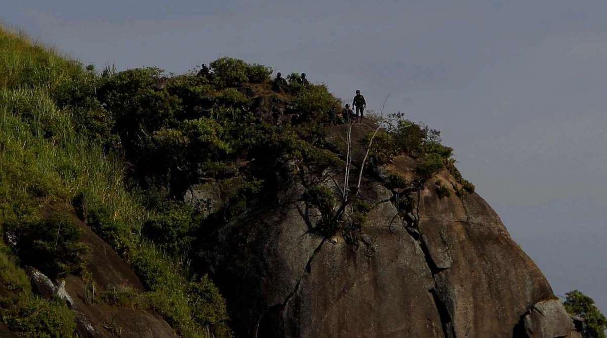 2018-03-27. Ap&oacute;s cerca de dez horas fechada para uma opera&ccedil;&atilde;o das For&ccedil;as de Seguran&ccedil;a, a Autoestrada Graja&uacute;-Jacarepagu&aacute;, que liga as zonas Norte e Oeste do Rio, foi reaberta por volta das 15h35 desta ter&ccedil;a-feira. Tr&ecirc;s mil e quatrocentos militares, 150 policiais militares e 350 policiais civis participam da a&ccedil;&atilde;o no Complexo do Lins, que fica &agrave;s margens da via expressa. Sete pessoas foram presas, e duas, levadas pelo Ex&eacute;rcito &agrave; Cidade da Pol&iacute;cia.Al&eacute;m disso, foram apreendidos uma pistola 9mm, drogas, muni&ccedil;&atilde;o e cadernos com anota&ccedil;&otilde;es do tr&aacute;fico. O material estava escondido numa casa da comunidade. Foto - Severino Silva / Ag&ecirc;ncia O Dia