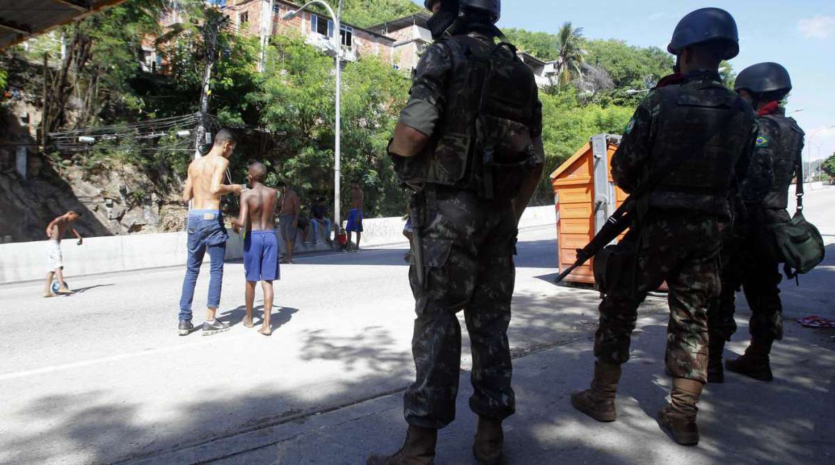 2018-03-27. Ap&oacute;s cerca de dez horas fechada para uma opera&ccedil;&atilde;o das For&ccedil;as de Seguran&ccedil;a, a Autoestrada Graja&uacute;-Jacarepagu&aacute;, que liga as zonas Norte e Oeste do Rio, foi reaberta por volta das 15h35 desta ter&ccedil;a-feira. Tr&ecirc;s mil e quatrocentos militares, 150 policiais militares e 350 policiais civis participam da a&ccedil;&atilde;o no Complexo do Lins, que fica &agrave;s margens da via expressa. Sete pessoas foram presas, e duas, levadas pelo Ex&eacute;rcito &agrave; Cidade da Pol&iacute;cia.Al&eacute;m disso, foram apreendidos uma pistola 9mm, drogas, muni&ccedil;&atilde;o e cadernos com anota&ccedil;&otilde;es do tr&aacute;fico. O material estava escondido numa casa da comunidade. Foto - Severino Silva / Ag&ecirc;ncia O Dia