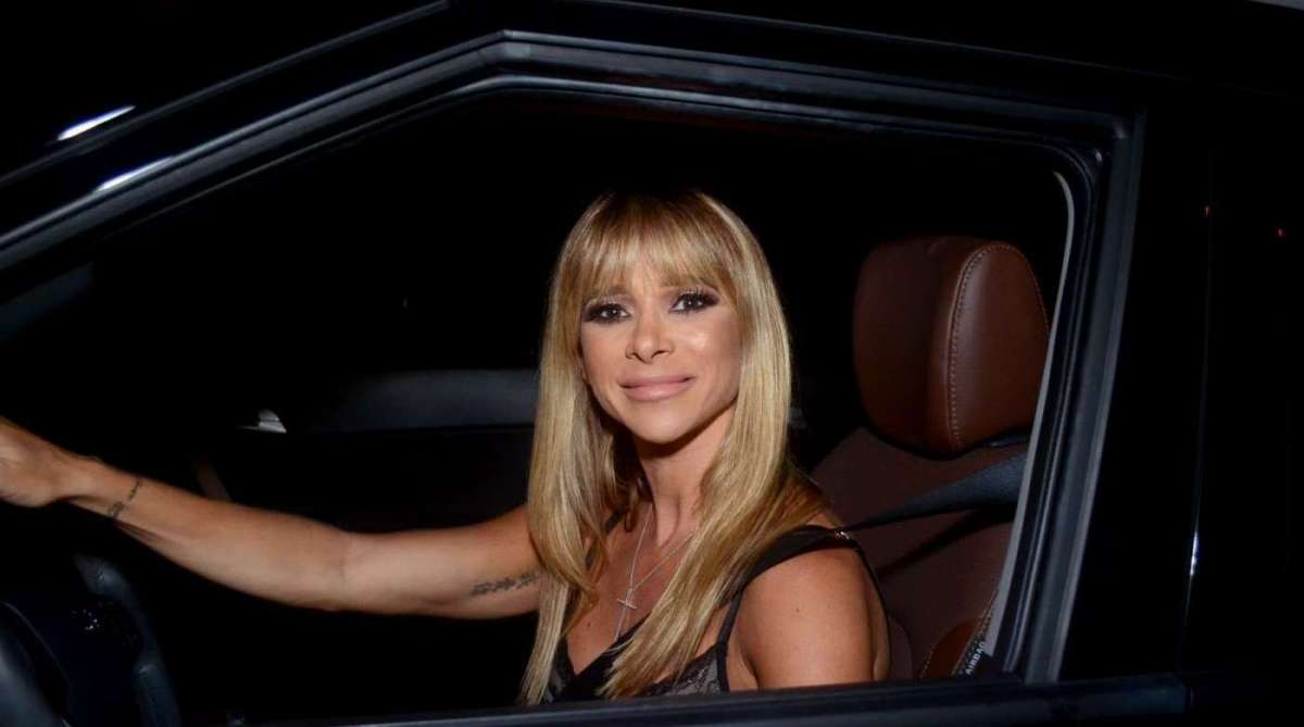 Pabllo Vittar deixa hotel para ir à festa de Anitta