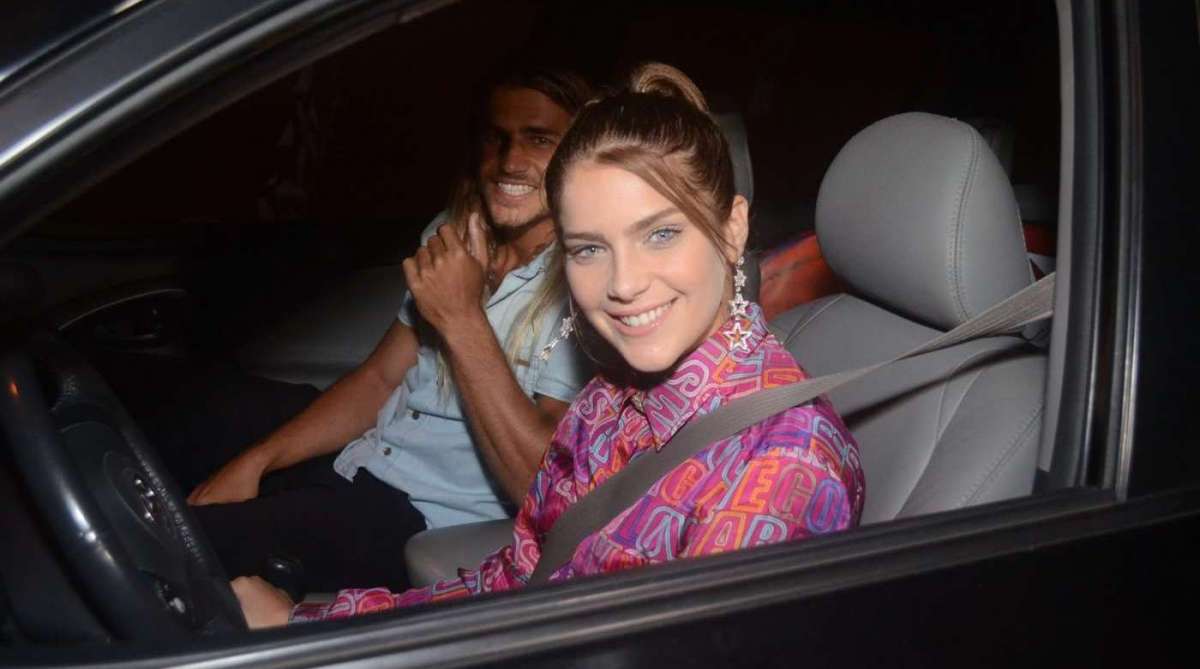 Pabllo Vittar deixa hotel para ir à festa de Anitta