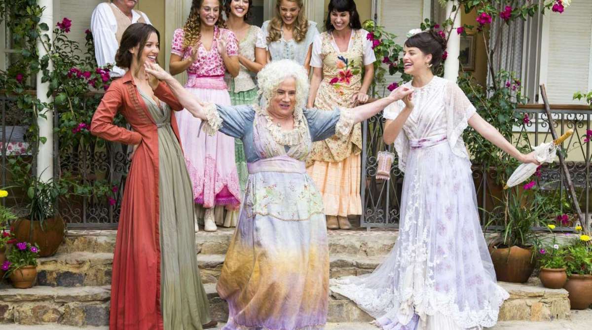 Ema (Agatha Moreira) chega na casa das amigas e avisa que terá um baile. Ofélia (Vera Holtz) fica animada. As irmãs benedito ficam histéricas: Jane (Pamela Tomé), Cecília (Anaju Dorigon), Elisabeta (Nathalia Dill), Lidia (Bruna Griphão) e Mariana (Chandelly Braz)