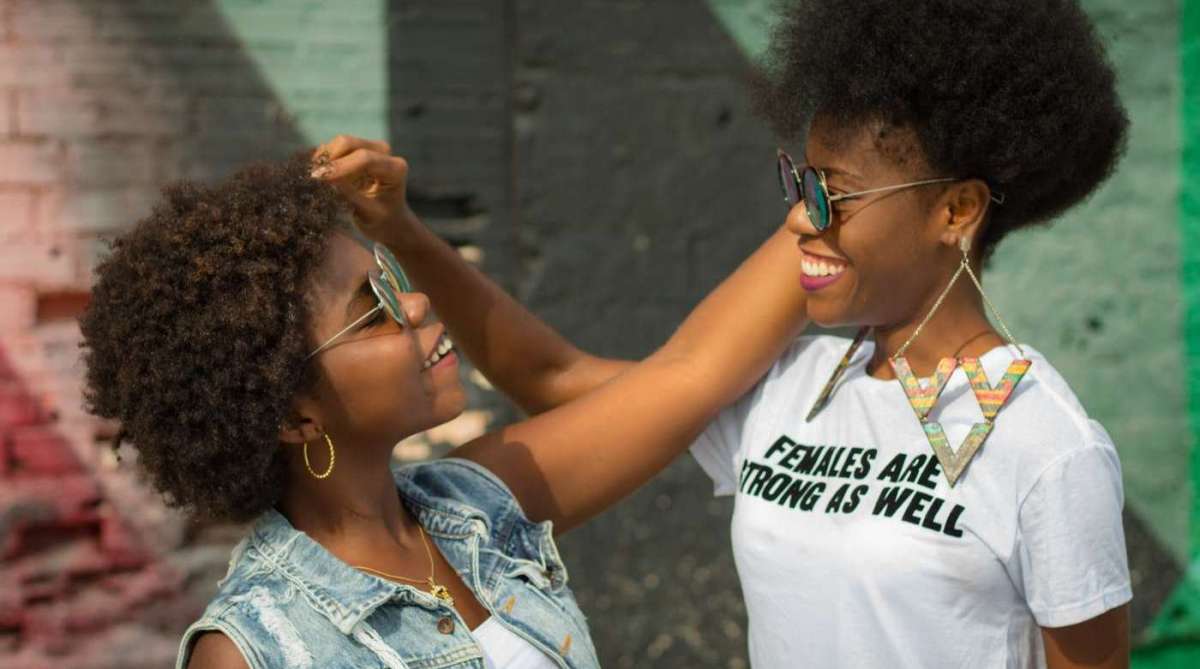 Ensaio 'Amigas sofrem racismo'