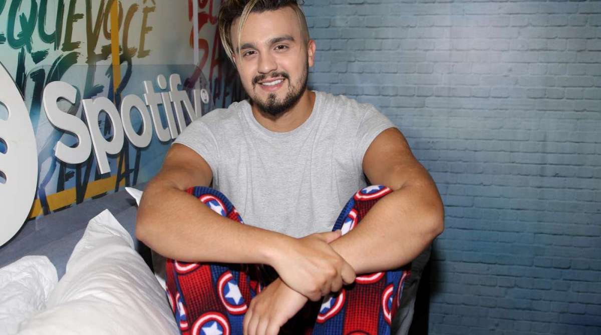 Luan Santana faz festa do pijama para divulgar o hit '2050'