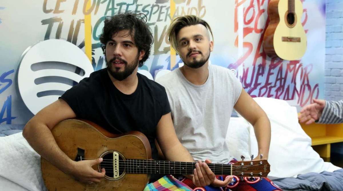 Luan Santana faz festa do pijama para divulgar o hit '2050'