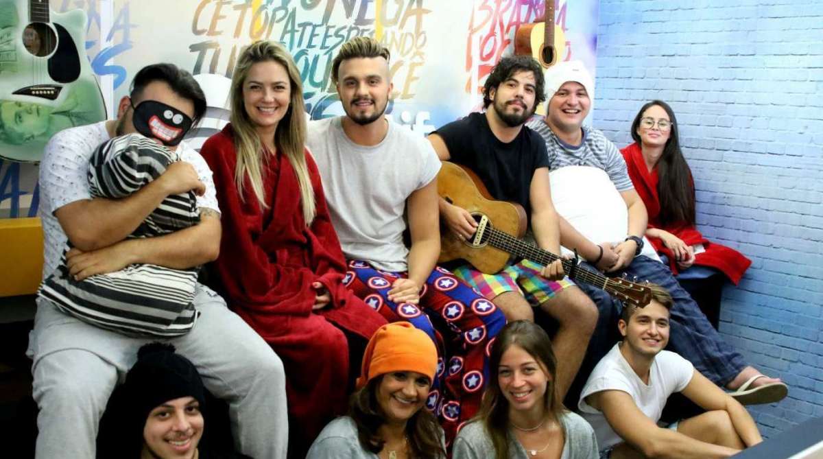 Luan Santana faz festa do pijama para divulgar o hit '2050'