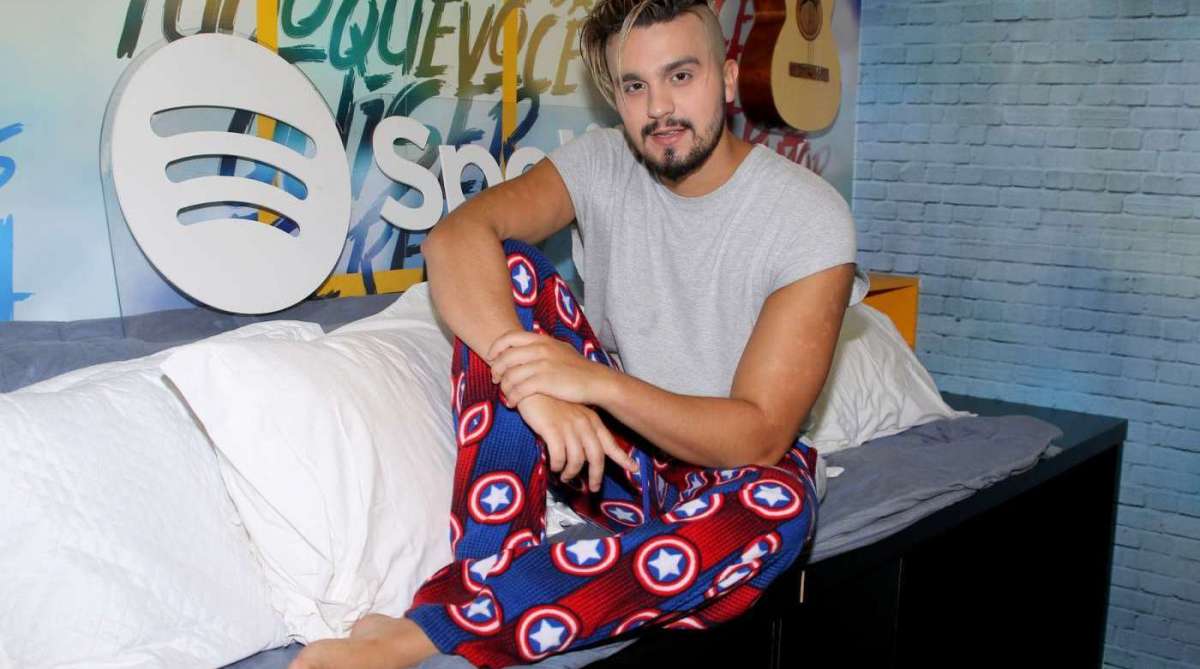 Luan Santana faz festa do pijama para divulgar o hit '2050'