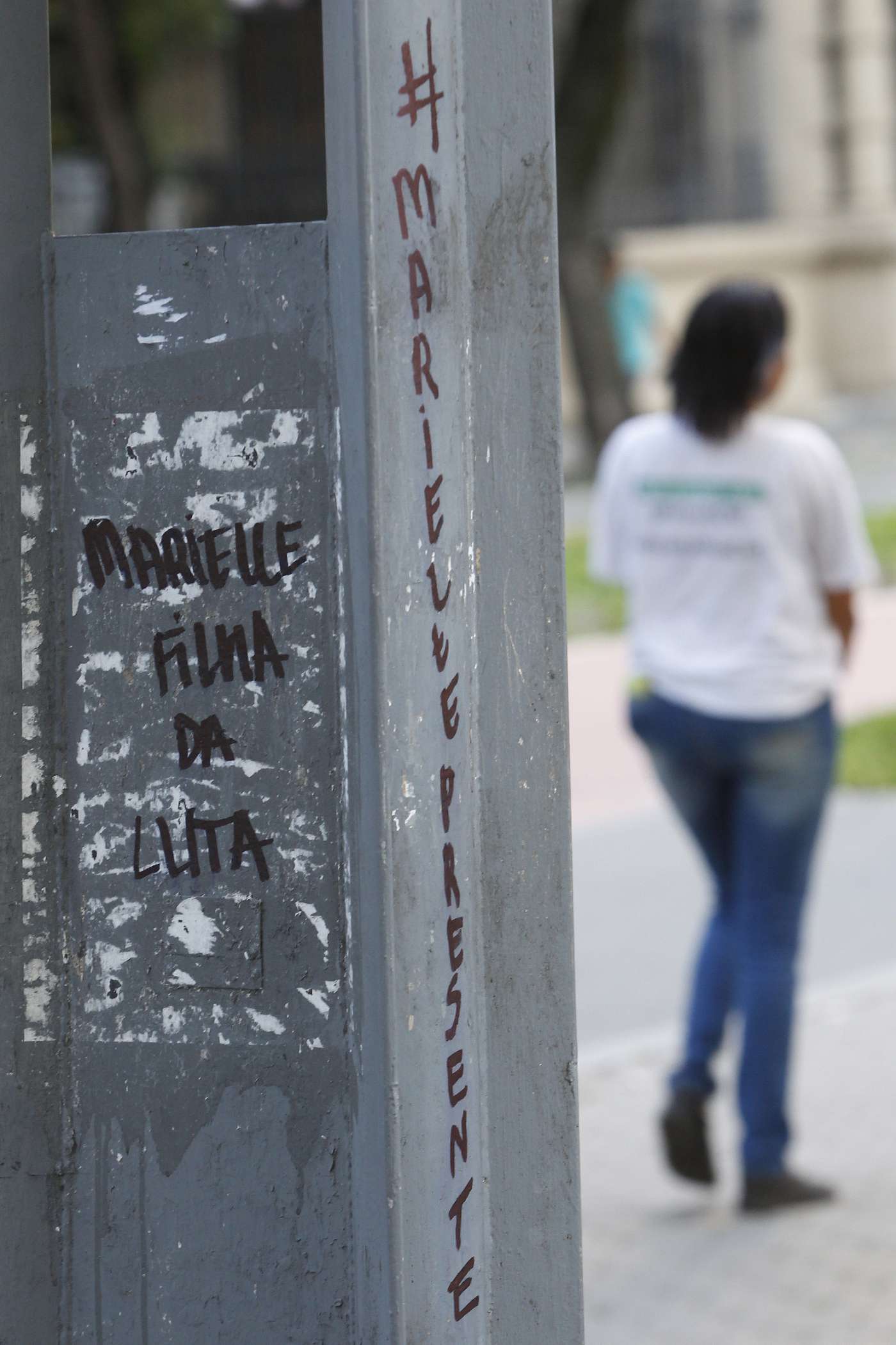 Na foto, pixa&ccedil;&otilde;es com o nome da vereadoar em postes no Centro