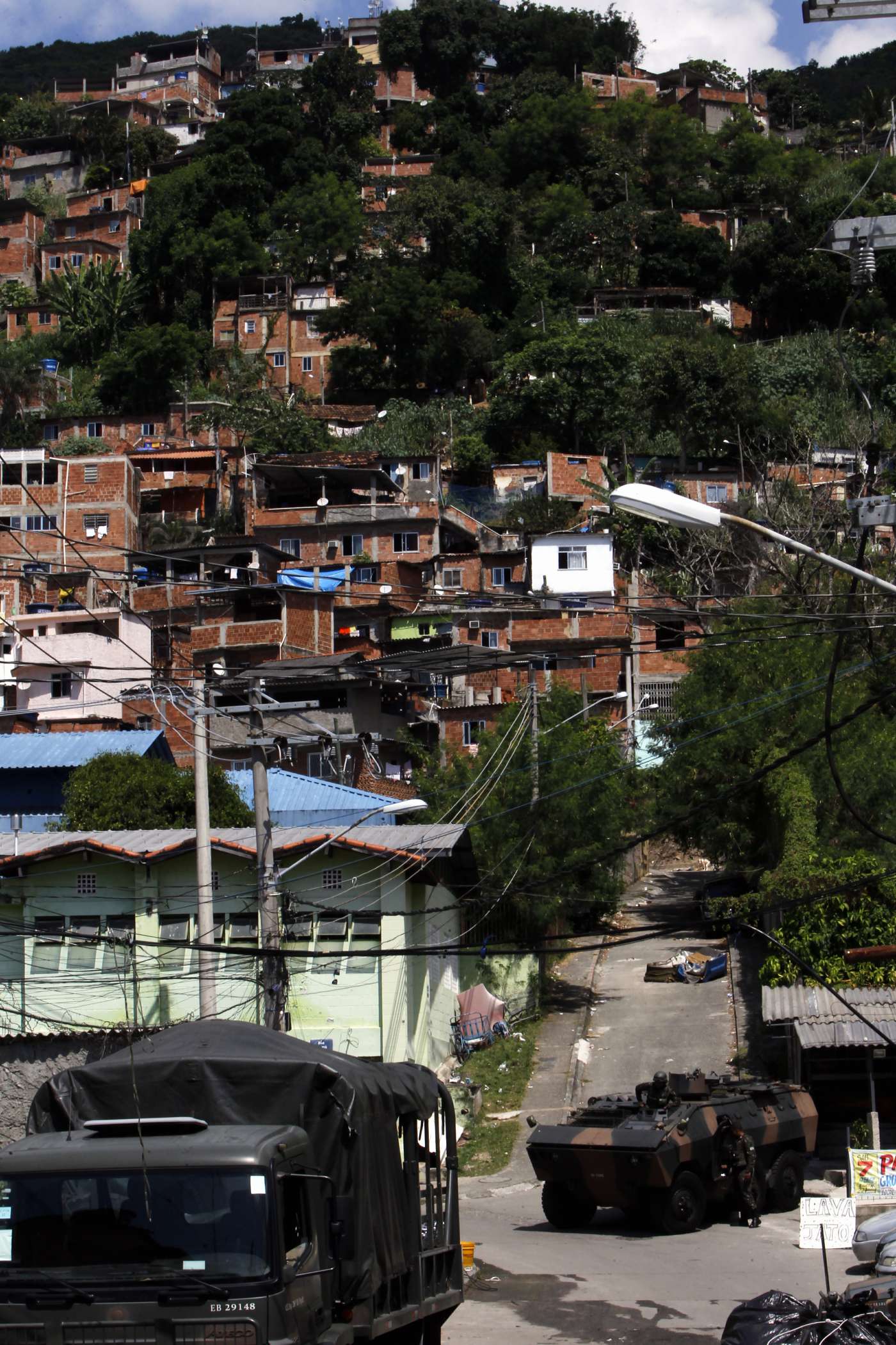 3-27-8--20. Após cerca de dez horas fechada para uma operação das Forças de Segurança, a Autoestrada Grajaú-Jacarepaguá, que liga as zonas Norte e Oeste do Rio, foi reaberta por volta das 15h35 desta terça-feira. Três mil e quatrocentos militares, 150 policiais militares e 350 policiais civis participam da ação no Complexo do Lins, que fica às margens da via expressa. Sete pessoas foram presas, e duas, levadas pelo Exército à Cidade da Polícia.Além disso, foram apreendidos uma pistola 9mm, drogas, munição e cadernos com anotações do tráfico. O material estava escondido numa casa da comunidade. Foto - Severino Silva / Agência O Dia