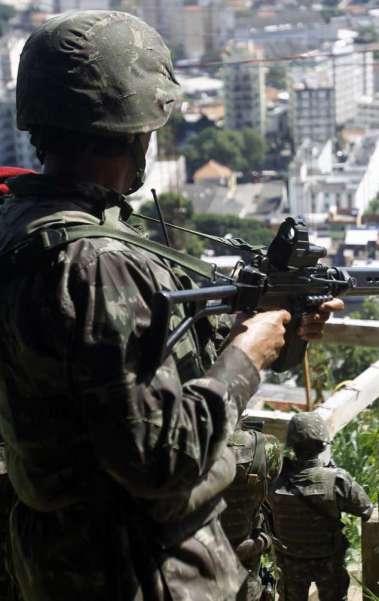 Mais de 3 mil homens das Forças Armadas realizaram operação no Complexo do Lins