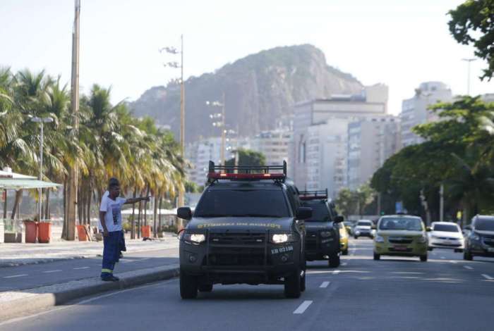 Patrulhamento do Exército na orla da Praia de Copacabana