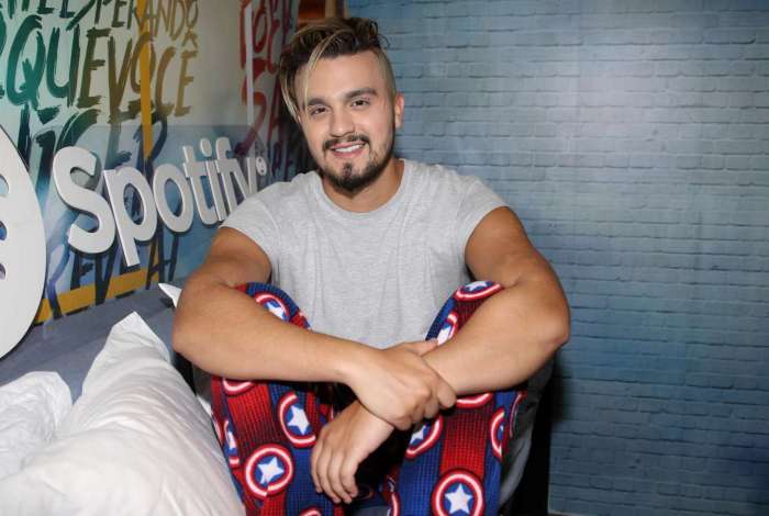 Luan Santana faz festa do pijama para divulgar o hit '2050'