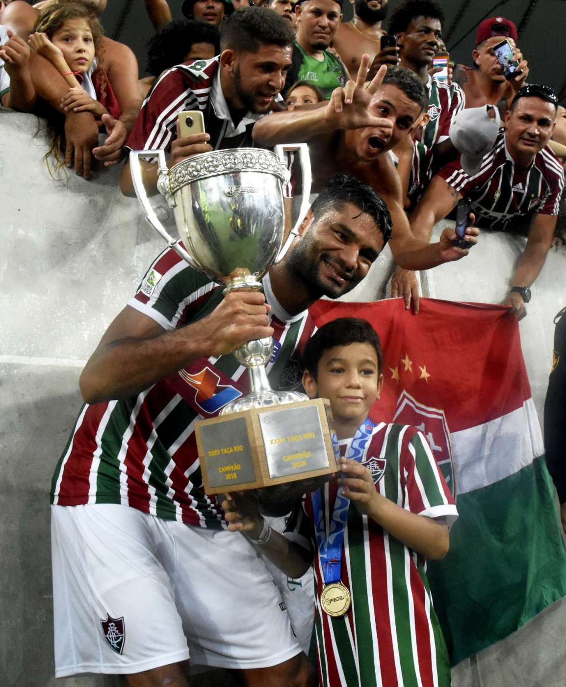 Rio de Janeiro, RJ - Brasil - 25/03/2018 - Maracanã - Gum e o  filho
Campeonato Carioca. Taça Rio. Final. Jogo Fluminense x Botafogo.
FOTO DE MAILSON SANTANA/FLUMINENSE FC


IMPORTANTE: Imagem destinada a uso institucional e divulgação, seu uso comercial está vetado incondicionalmente por seu autor e o Fluminense Football Club


IMPORTANT: Image intended for institutional use and distribution. Commercial use is prohibited unconditionally by its author and Fluminense Football Club - MAILSON SANTANA/FLUMINENSE FC