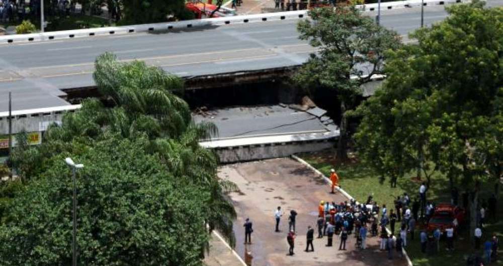 Parte de viaduto desabou no Eix�o Sul, na �rea central da capital federal