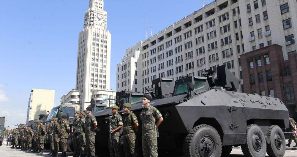 Entrega de blindados do Exrcito  Secretaria de Segurana, em frente ao Comando Militar do Leste (CML), prximo  Central do Brasil