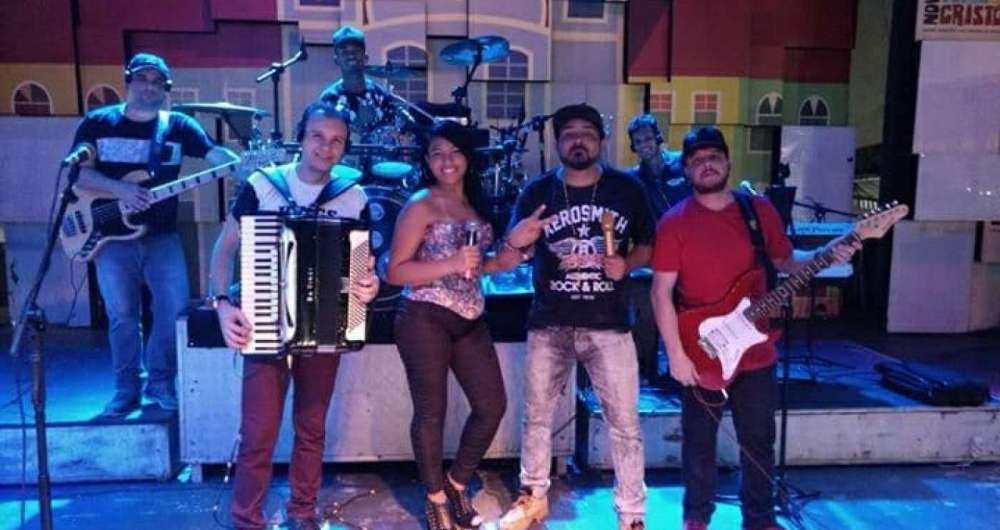 Klebinho do Arrocha com a banda Conex�o Digital: alegria na feira