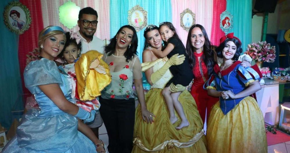 Naldo e Moranguinho curtem festa de filha da Perlla