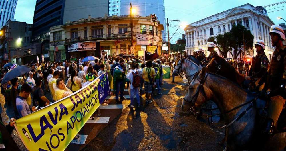 A poucos metros do palanque, antipetistas s�o contidos pela pol�cia
