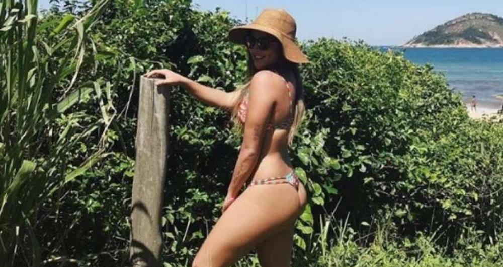 Danielle Favatto posa para foto em Grumari