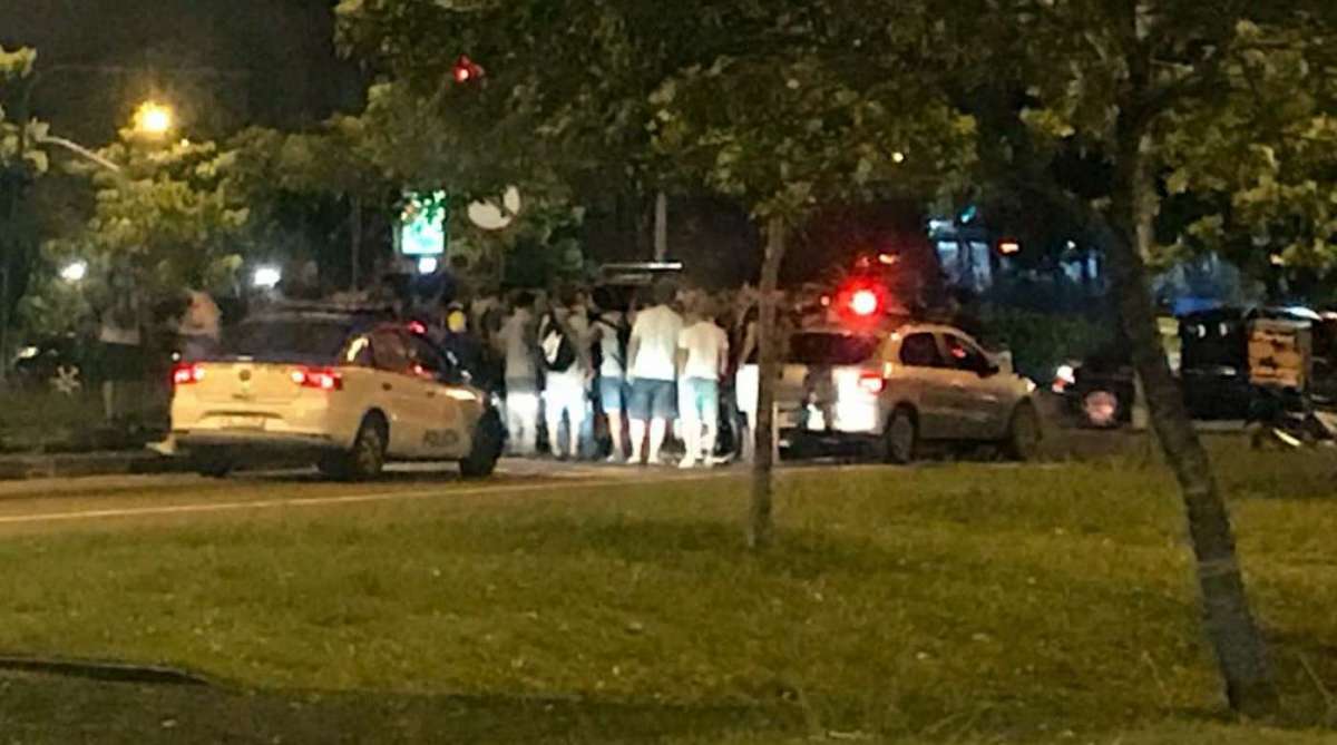 Bandidos são baleados ao tentar assaltar policial na Barra