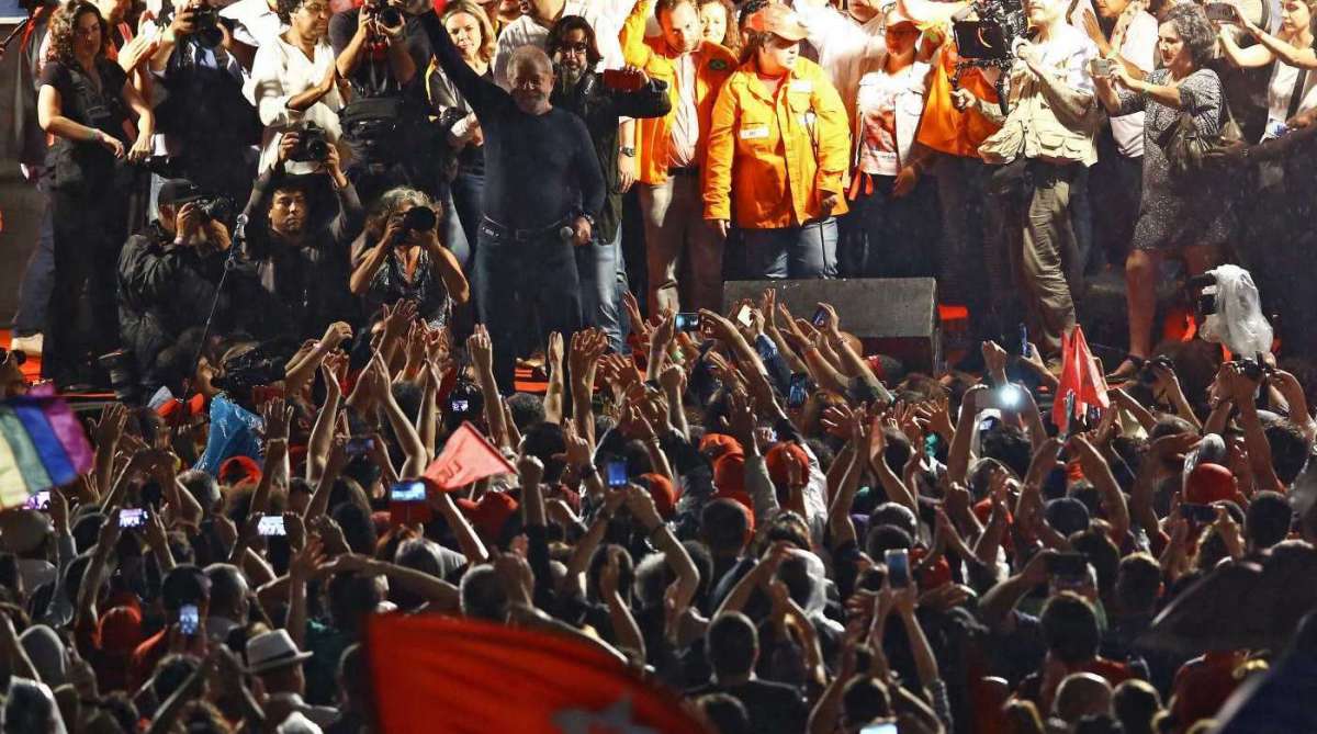 Brazilian former president (2003-2011) Luiz Inacio Lula da Silva (C) waves during a rally at Santos Andrade square in Curitiba, Brazil on March 23, 2018. 
Brazil's controversial former leftist leader Luiz Inacio Lula da Silva addressed a campaign rally Wednesday after gunshots were fired at his bus convoy, ramping up tension in an already jittery presidential race. The rally in the southern city of Curitiba was the culmination of a regional tour by the presidential frontrunner that has exposed jarring political divisions in Brazil ahead of the October 7 election. / AFP PHOTO / Heuler Andrey