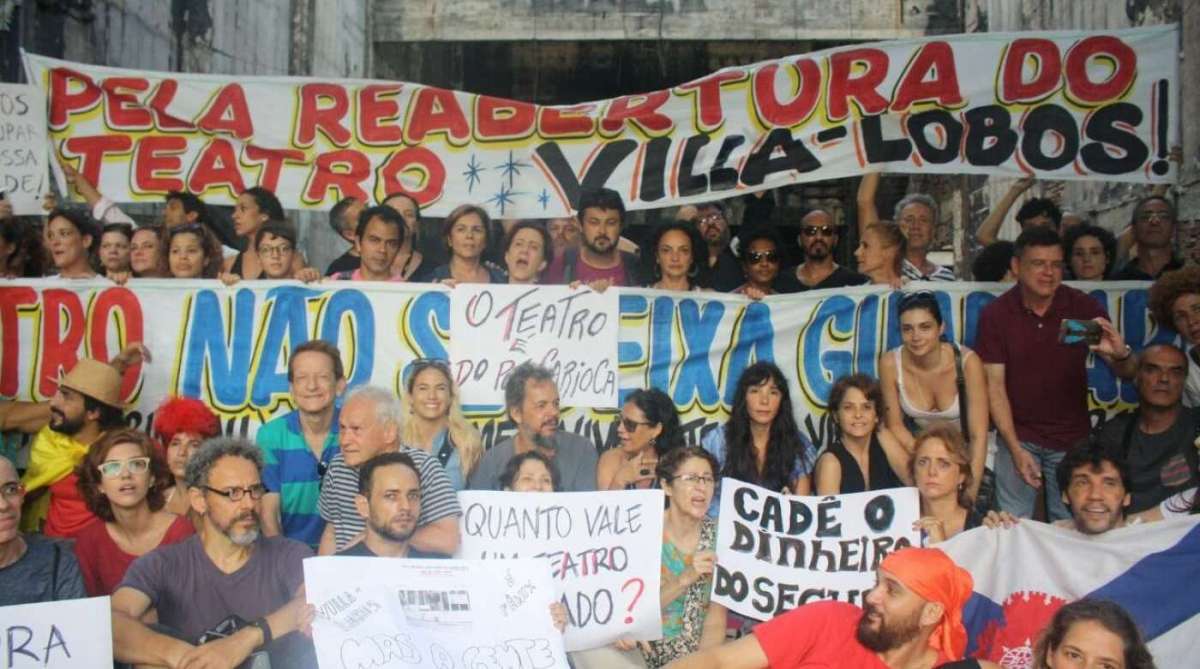 Teatro Villa-Lobos pegou fogo, há 7 anos e está sem funcionar. Artistas fizeram manifestação no dia 27/3