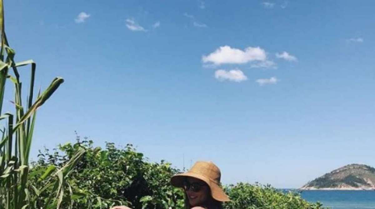 Danielle Favatto posa para foto em Grumari - Reprodução/ Instagram