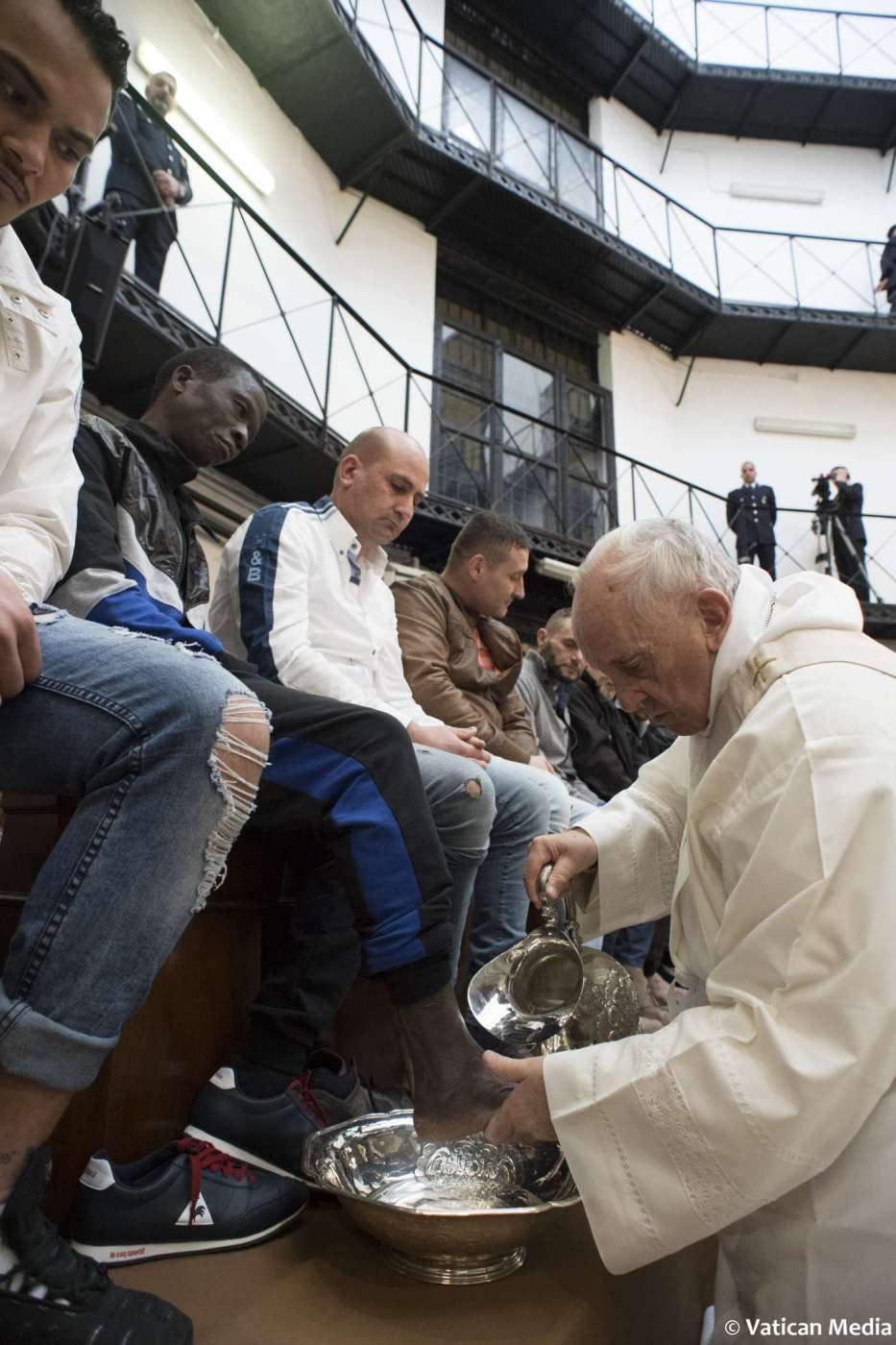 Francisco na cerimônia do lava-pés na prisão Regina Coeli, em Roma - AFP