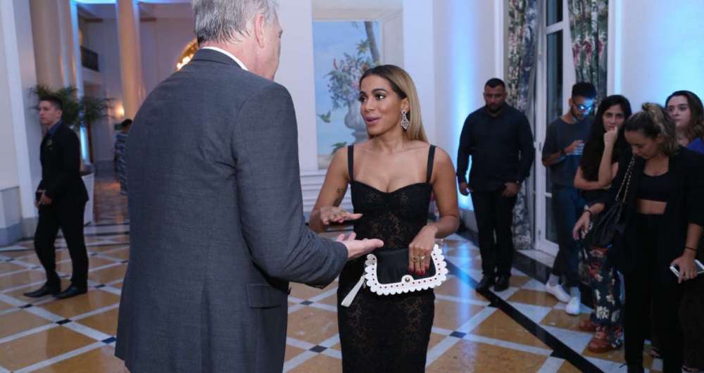 Pedro Bial e Anitta conversam em evento no Copacabana Palace