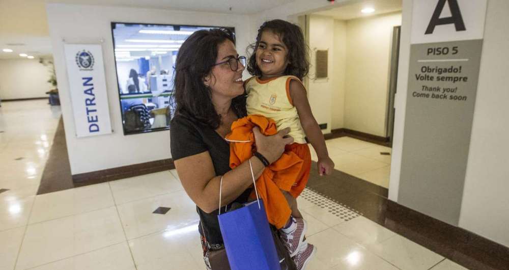 Luciana Esch foi a um posto do Detran, num shopping de Vila Isabel, e elogiou rapidez na entrega da carteira