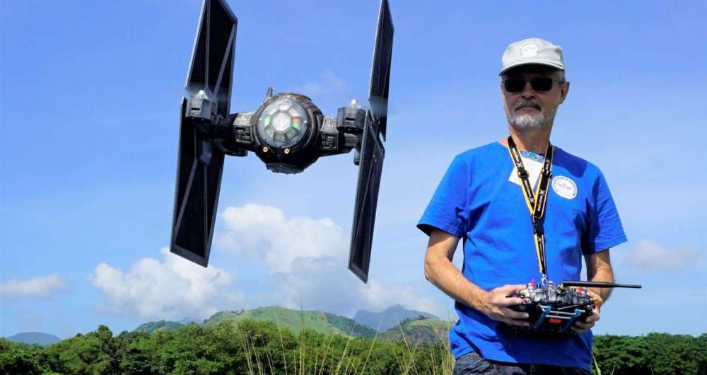 O empres�rio carioca Eduardo Alves, 56, e um de seus 'brinquedinhos' prediletos: drone estilizado como ca�a, do filme Guerra nas Estrelas
