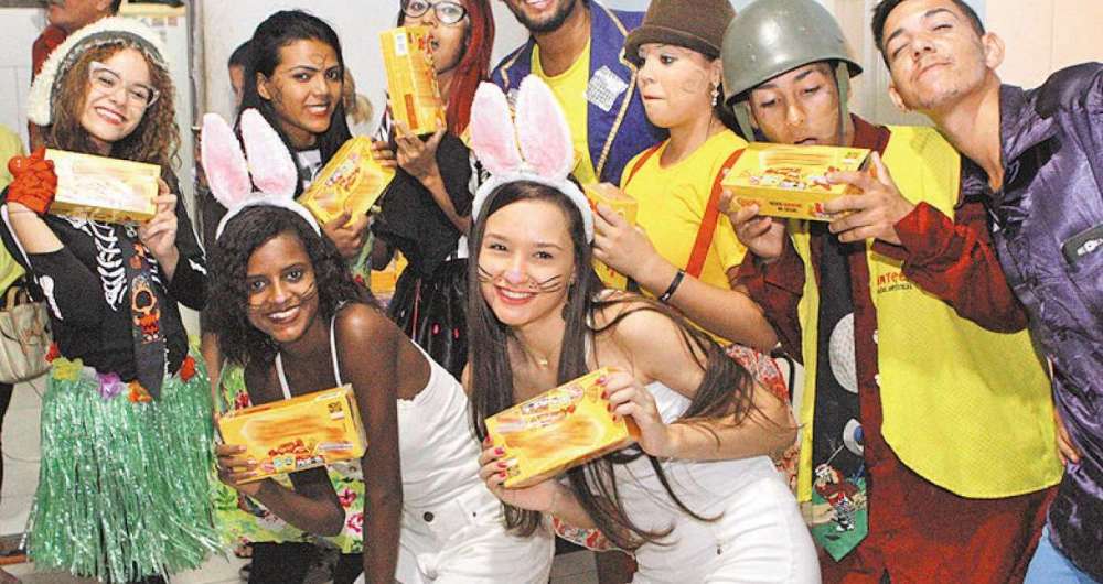 13/04/2017 - ESPECIAL CADERNO BAIXADA-  Pascoa Solidaria,ONG faz festa de entrega de chocolate para criancas carentes na Baixada, em Nova Iguacu, gurpo de teatro com criancas . Foto Cleber Mendes / Ag�ncia O Dia   CIDADE / COMERCIAL / ONG/ CRIANCAS/ TREATRO