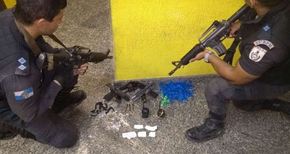 Armas apreendidas com criminosos mortos em MacaÃ©
