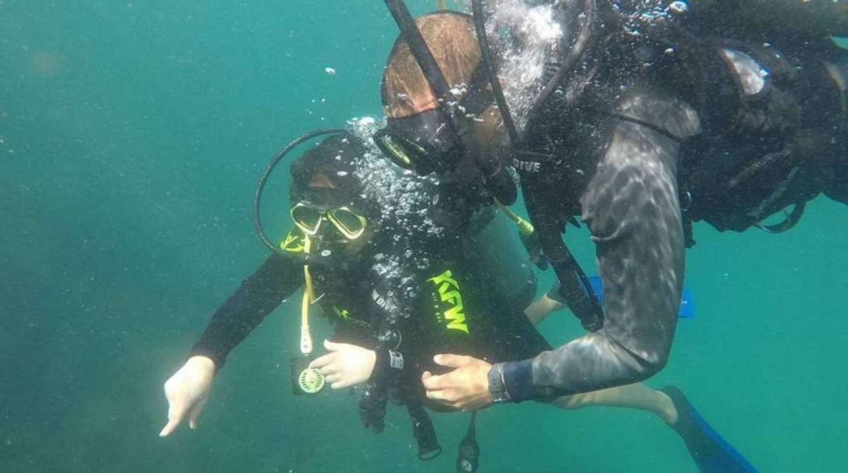 Aulas acontecem na piscina até que alunos estejam prontos para o mar. Esportes radicais, como rapel, também estão no roteiro - FOTOS Divulgação