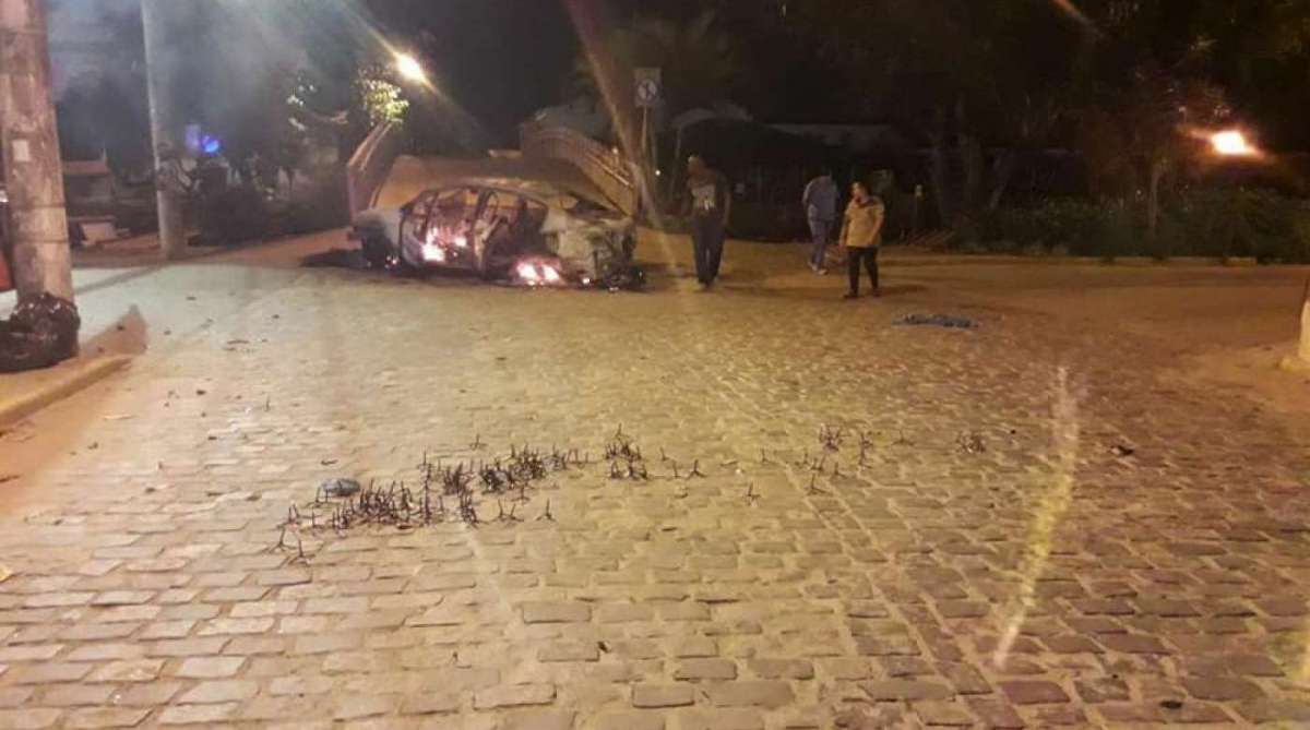 Carro foi incendiado e pregos foram colocados nas ruas para dificultar ação da polícia