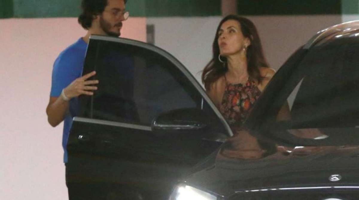 Fátima Bernardes e Túlio Gadelha passeiam em shopping do Rio