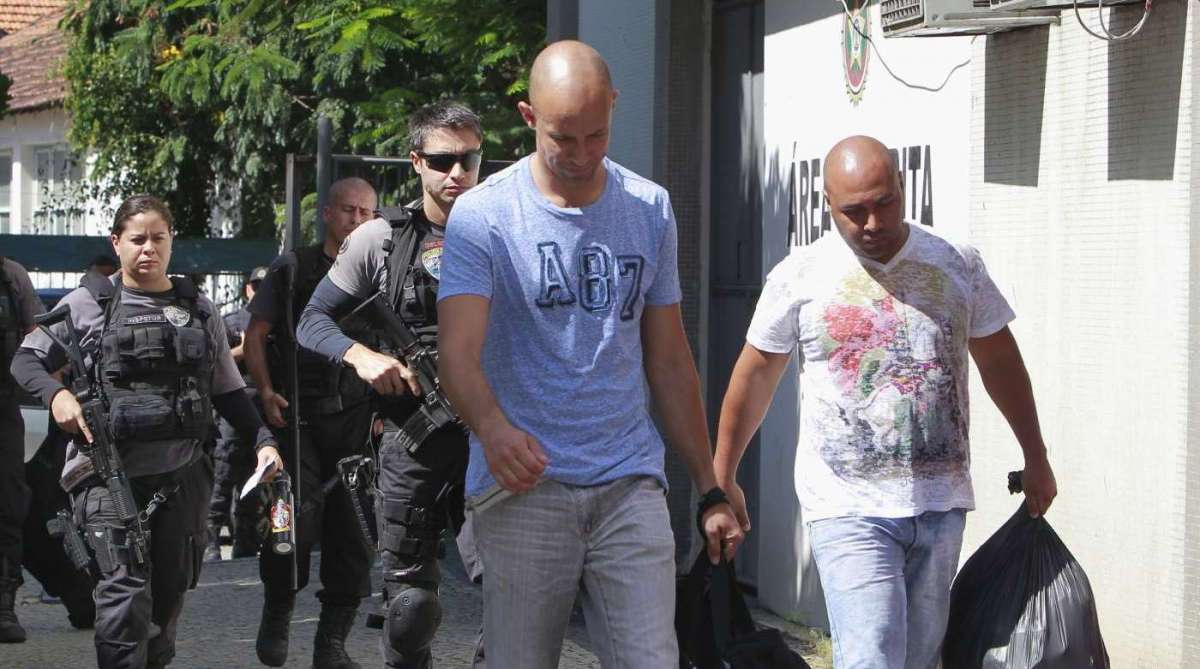 PMs Julio Cesar Marreto de Oliveira (azul) e Michel Leandro Duarte da Silva (cinza) foram presos em operação da Corregedoria da Policia Militar e da Delegacia de Homicídios de Niterói, São Gonçalo e Itaboraí (DHNSGI) nesta quinta-feira - Foto de Maíra Coelho / Agência O Dia