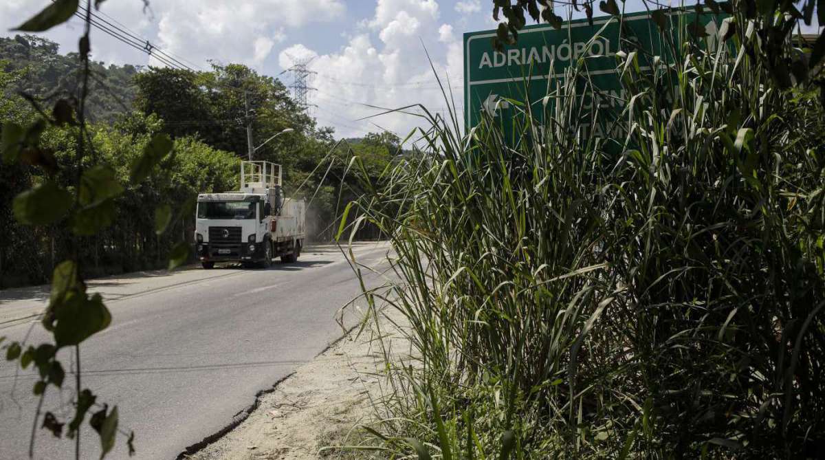 28/03/2018 - ESPECIAL BAIXADA - Estrada de Adrianópolis os problemas existentes no local. Na foto acima placas de transito tomada pelo mato. Foto: Luciano Belford / Agencia O Dia