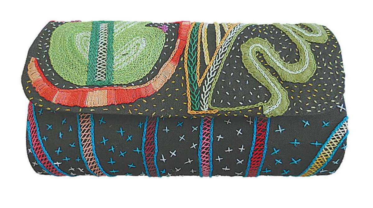 Chique e original a carteira bordada pela Associação Bordando o Futuro. Preço: R$ 75. Tel.: 22 3822-7569. Facebook: bordando.futuro