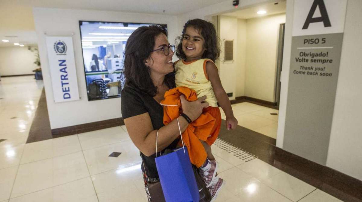 Luciana Esch foi a um posto do Detran, num shopping de Vila Isabel, e elogiou rapidez na entrega da carteira - Marcio Mercante / Agencia O Dia