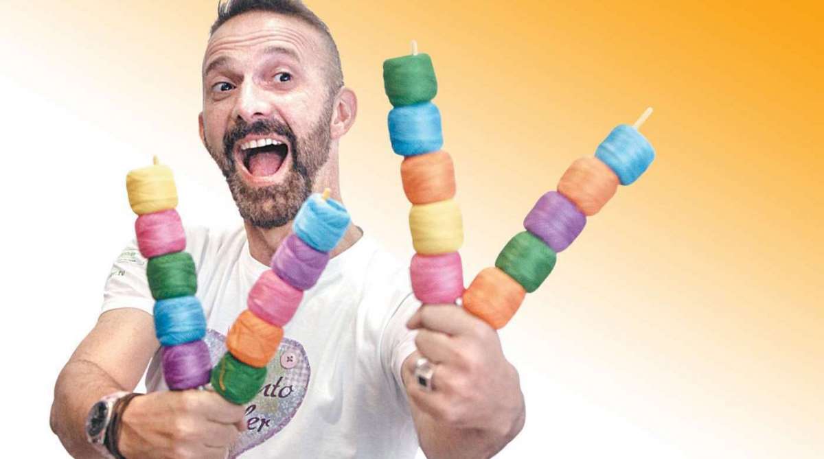 O artista Marcelo Darghan aceitou o desafio do fot&oacute;grafo Marcio Mercante e embarcou na brincadeira com as linhas - Marcio Mercante