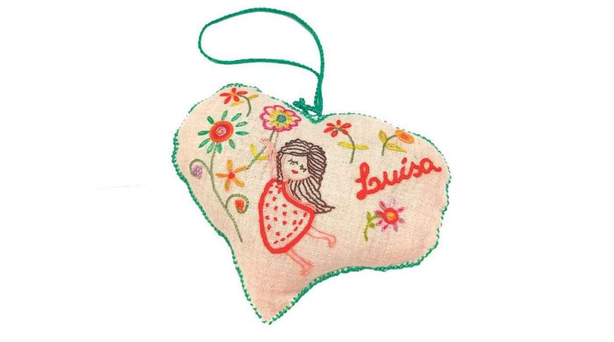 Chique e original a carteira bordada pela Associação Bordando o Futuro. Preço: R$ 75. Tel.: 22 3822-7569. Facebook: bordando.futuro