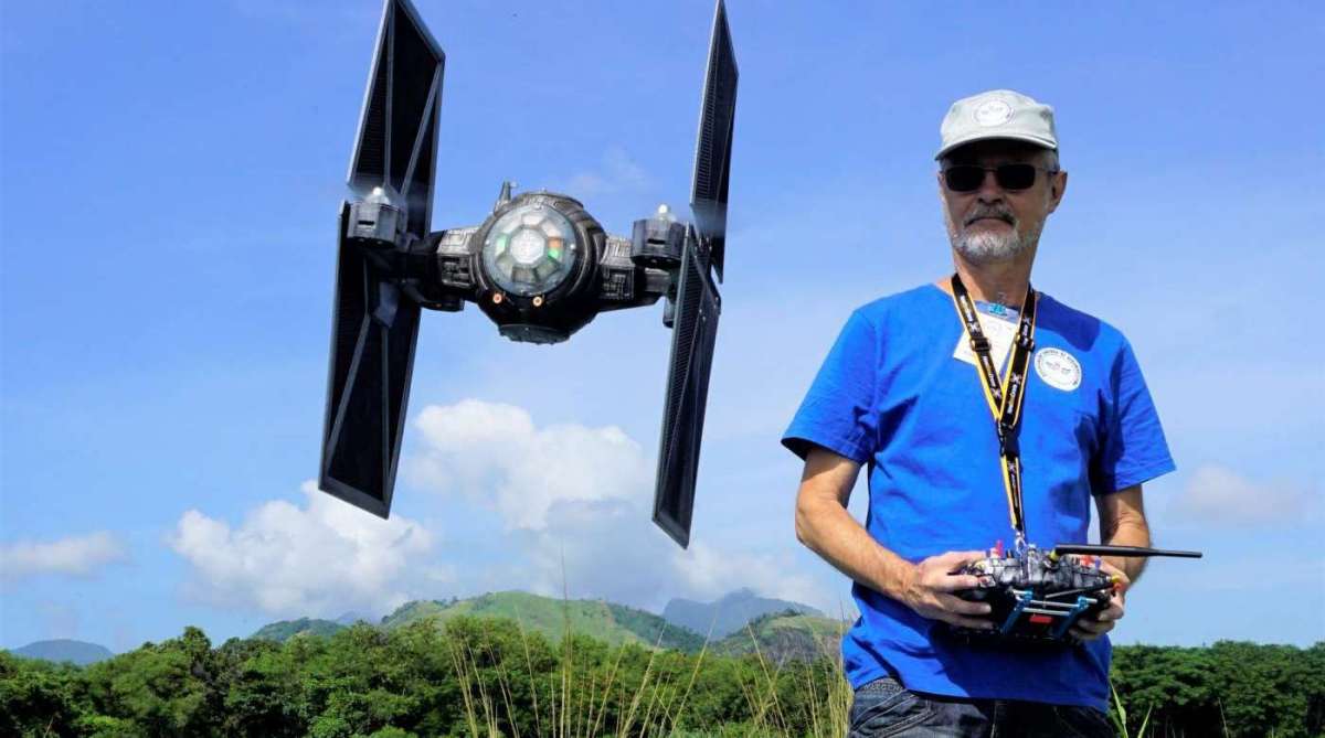 O empresário carioca Eduardo Alves, 56, e um de seus 'brinquedinhos' prediletos: drone estilizado como caça, do filme Guerra nas Estrelas
 - Divulgação