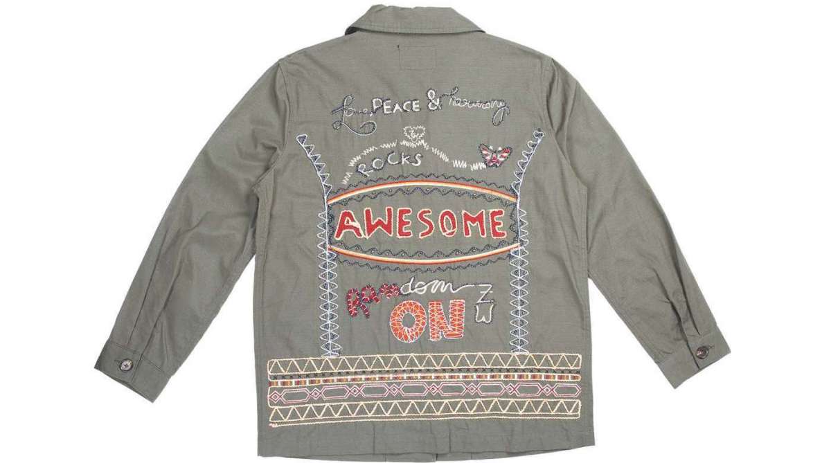 Chique e original a carteira bordada pela Associação Bordando o Futuro. Preço: R$ 75. Tel.: 22 3822-7569. Facebook: bordando.futuro