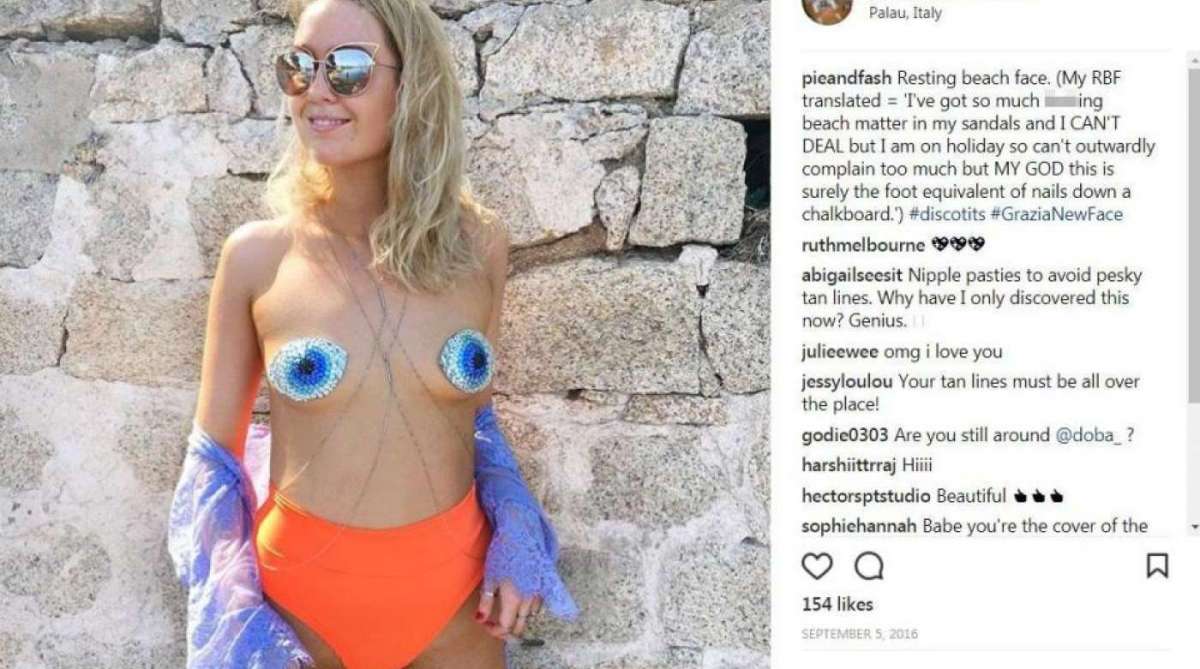 Mulheres publicam fotos com seios adornados no Instagram.