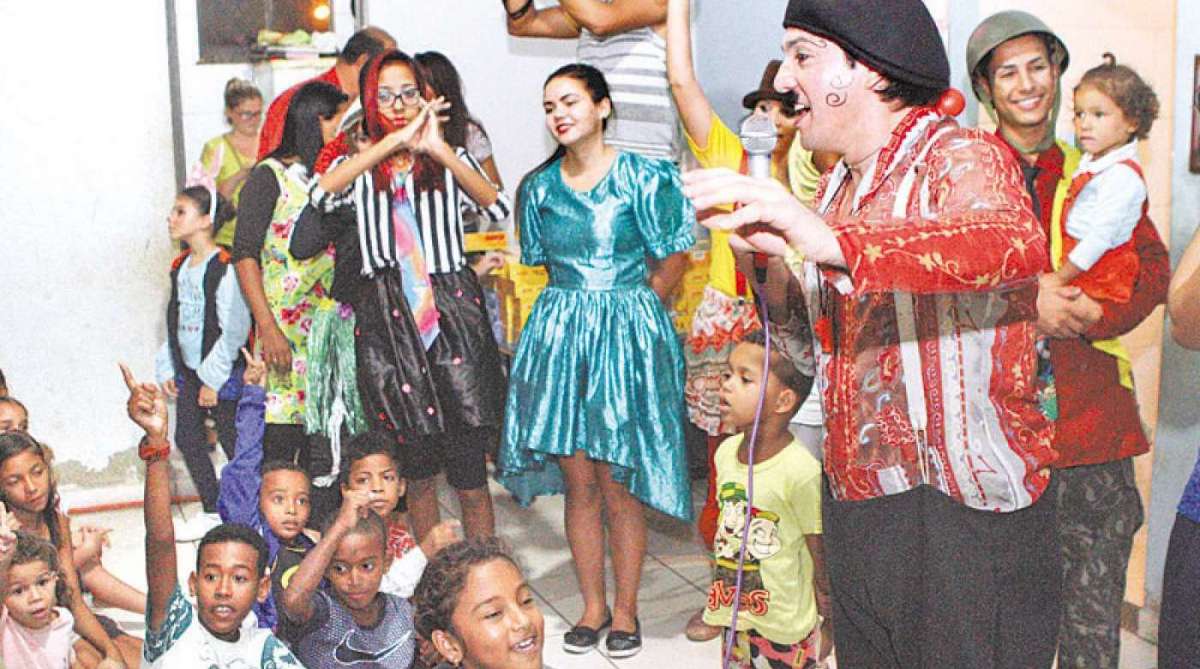 13/04/2017 - ESPECIAL CADERNO BAIXADA-  Pascoa Solidaria,ONG faz festa de entrega de chocolate para criancas carentes na Baixada, em Nova Iguacu, gurpo de teatro com criancas . Foto Cleber Mendes / Agência O Dia   CIDADE / COMERCIAL / ONG/ CRIANCAS/ TREATRO