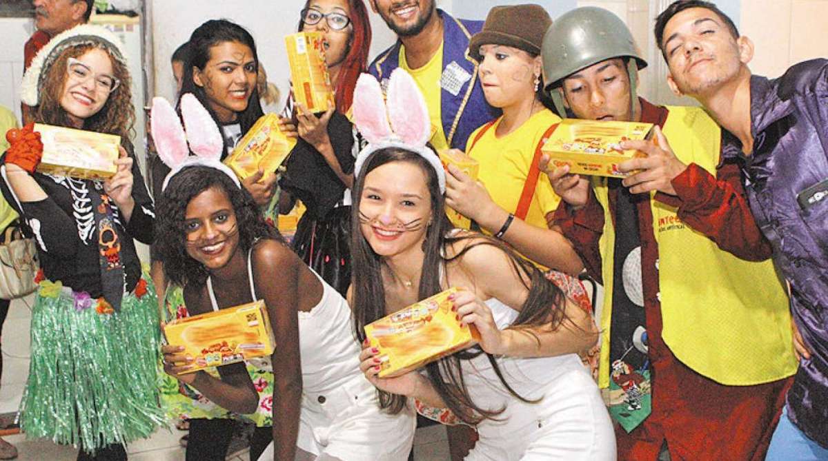 13/04/2017 - ESPECIAL CADERNO BAIXADA-  Pascoa Solidaria,ONG faz festa de entrega de chocolate para criancas carentes na Baixada, em Nova Iguacu, gurpo de teatro com criancas . Foto Cleber Mendes / Agência O Dia   CIDADE / COMERCIAL / ONG/ CRIANCAS/ TREATRO - Agência O Dia