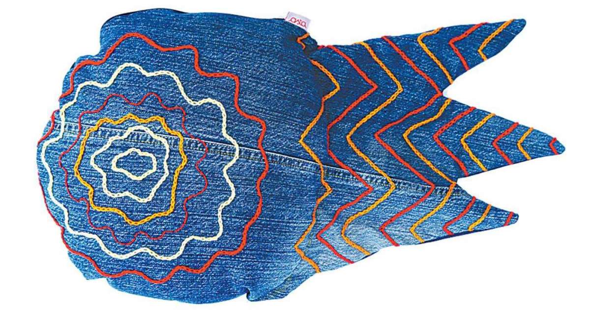 Chique e original a carteira bordada pela Associação Bordando o Futuro. Preço: R$ 75. Tel.: 22 3822-7569. Facebook: bordando.futuro